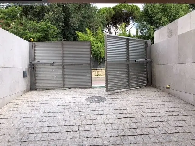 Puerta batiente automatizada